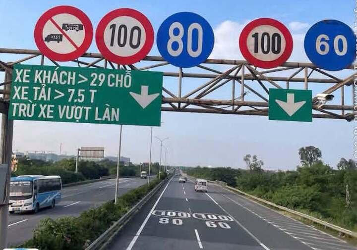 Công tác tổ chức lắp đặt biển báo, sơn giới hạn tốc độ trên mặt đường cơ bản tất.