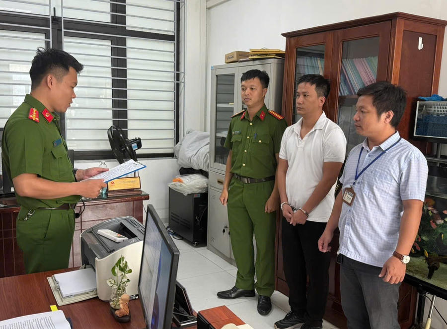 Tống đạt quyết định khởi tố bị can, bắt tạm giam Phạm Xuân Thưởng - Ảnh Công an TP Đà Nẵng.
