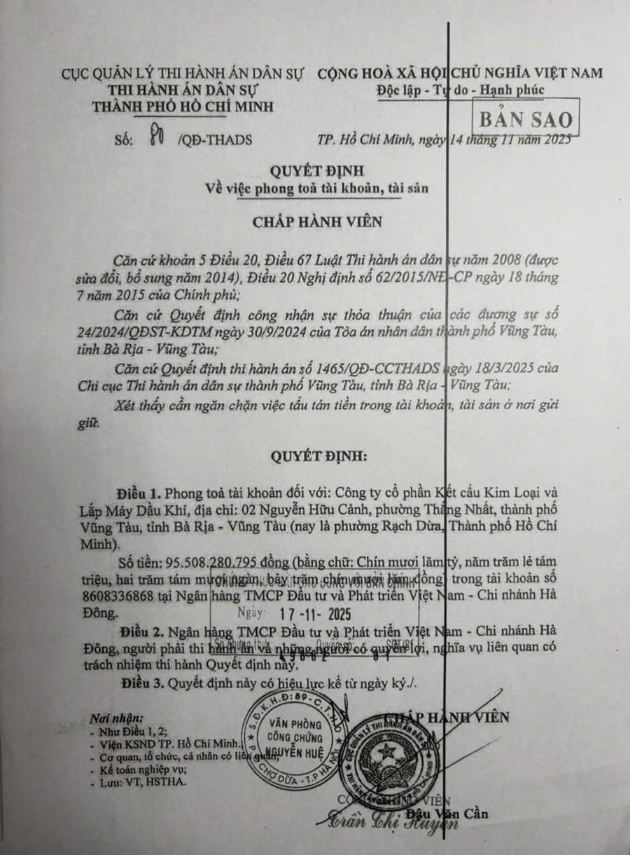 Đến việc phong toả tài khoàn của bên được thi hành án.