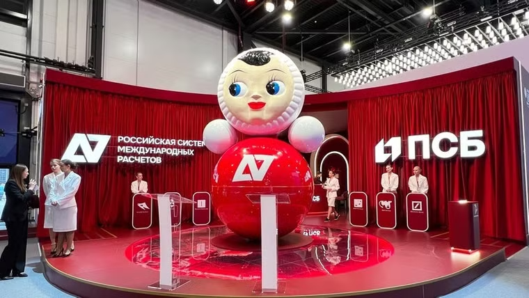Gian trưng bày dịch vụ thanh toán A7 tại Diễn đàn Kinh tế Quốc tế St. Petersburg (SPIEF 2026) ở Nga. Ảnh: Sputnik
