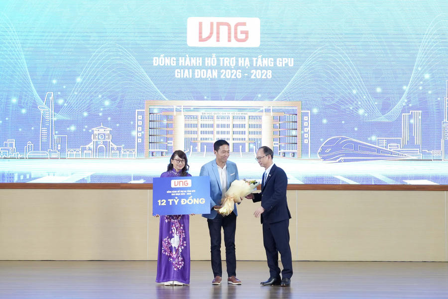Ông Lê Hồng Minh, Nhà sáng lập & Chủ tịch HĐQT VNG trao tặng gói tài nguyên GPU trị giá 12 tỷ đồng cho ĐHQG-HCM tại Lễ Khai khóa - 2026. Ảnh: ĐHQG-HCM.