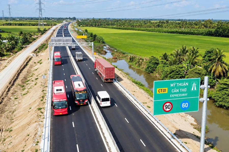 Cao tốc Mỹ Thuận - Cần Thơ giai đoạn 1. Ảnh: Nam Hùng