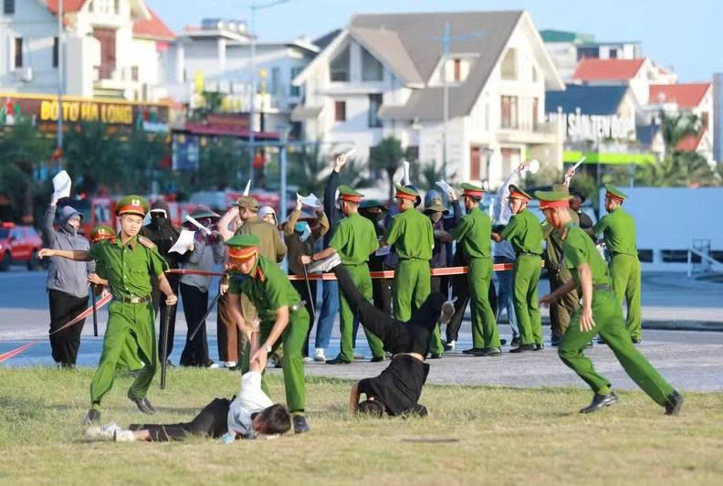 Lực lượng Công an xử lý tình huống bạo loạn, khống chế đối tượng manh động, bảo vệ lãnh đạo Đảng, Nhà nước tại buổi diễn tập.