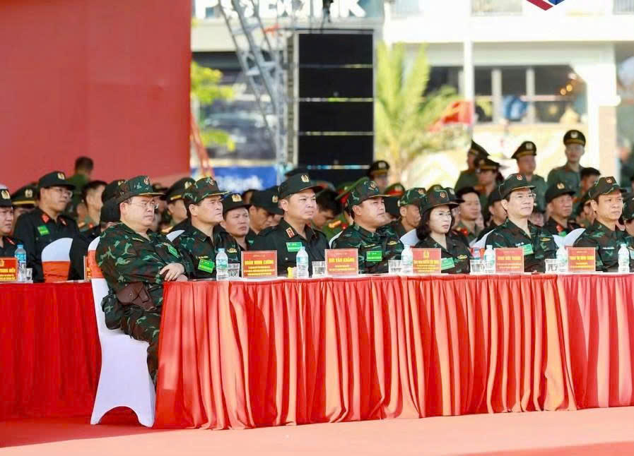 Ông Quản Minh Cường, Ủy viên Trung ương Đảng, Bí thư Thành ủy, Trưởng Đoàn ĐBQH thành phố, Trưởng Ban Chỉ đạo Diễn tập khu vực phòng thủ thành phố, cùng các đại biểu dự diễn tập.