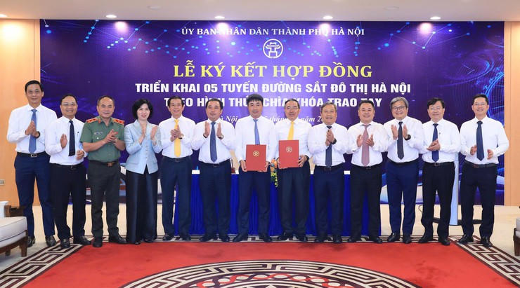 Các đồng chí lãnh đạo thành phố Hà Nội chúc mừng thành công Lễ ký kết hợp đồng chìa khoá trao tay giữa Ban Quản lý đường sắt đô thị Hà Nội và Liên danh Vinhomes - SGC.
