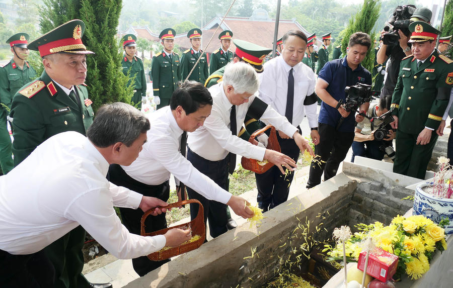 Lãnh đạo Trung ương và lãnh đạo tỉnh dành phút mặc niệm và rải hoa các phần mộ liệt sĩ.