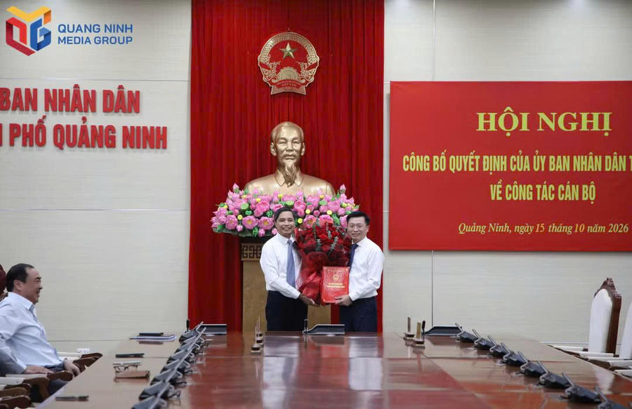Ông Vũ Văn Diện, Phó Chủ tịch Thường trực UBND thành phố, trao quyết định điều động, bổ nhiệm có thời hạn đồng chí Ngô Thành Tâm, Phó Giám đốc Sở Nông nghiệp và Môi trường, giữ chức vụ Phó Giám đốc Sở Công Thương.Ảnh: Báo Quảng Ninh