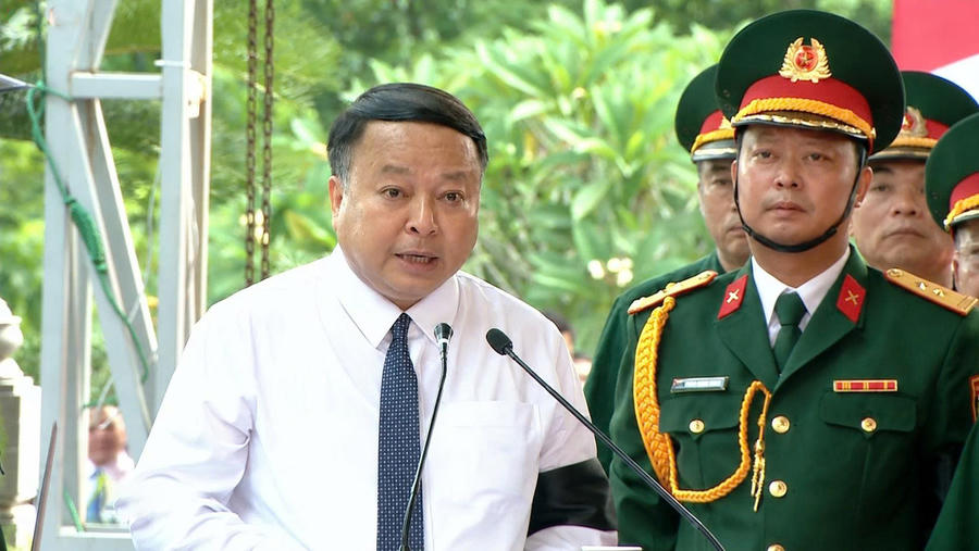 Ông Phan Huy Ngọc, Phó Bí thư Tỉnh ủy, Chủ tịch UBND tỉnh Tuyên Quang đọc điếu văn tại buổi lễ.