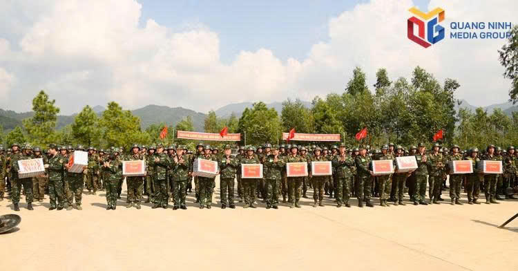 Ông Quản Minh Cường, Ủy viên Trung ương Đảng, Bí thư Thành ủy, Trưởng Đoàn ĐBQH thành phố, Trưởng Ban Chỉ đạo Diễn tập khu vực phòng thủ thành phố, cùng các đại biểu tặng hoa động viên, chúc mừng các lực lượng tham gia diễn tập thực binh bắn đạn thật.Ảnh: Báo Quảng Ninh