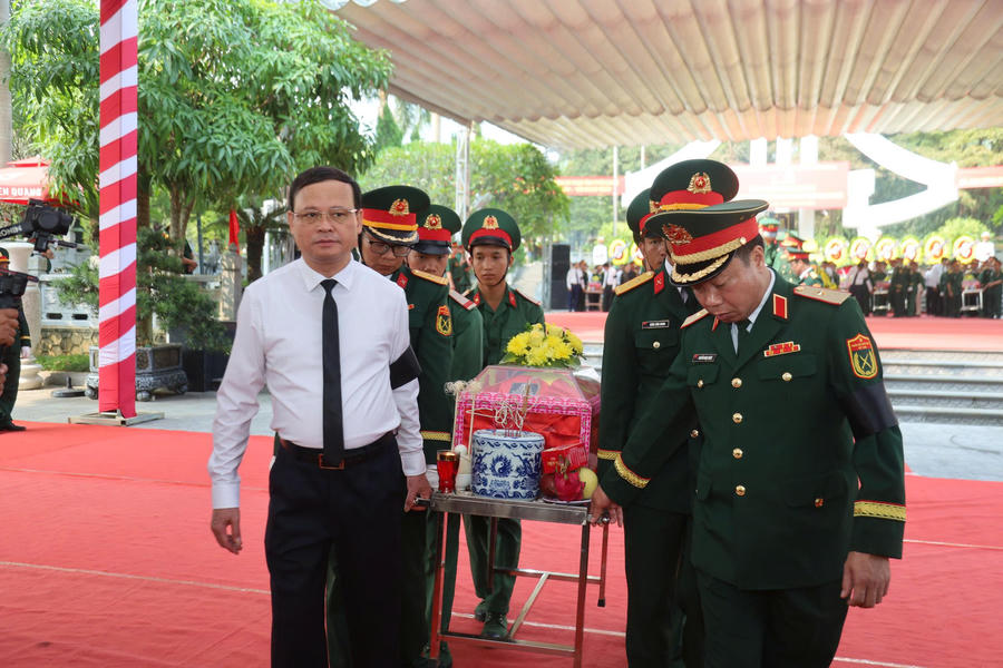 Các đại biểu di chuyển hài cốt liệt sĩ.