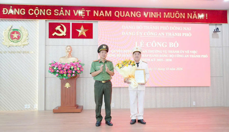 Thay mặt Ban Thường vụ Đảng ủy Công an thành phố, Đại tá Dương Văn Mạnh, Phó Giám đốc Công an TP Đồng Nai trao quyết định và tặng hoa chúc mừng Đại tá Nguyễn Văn Võ.