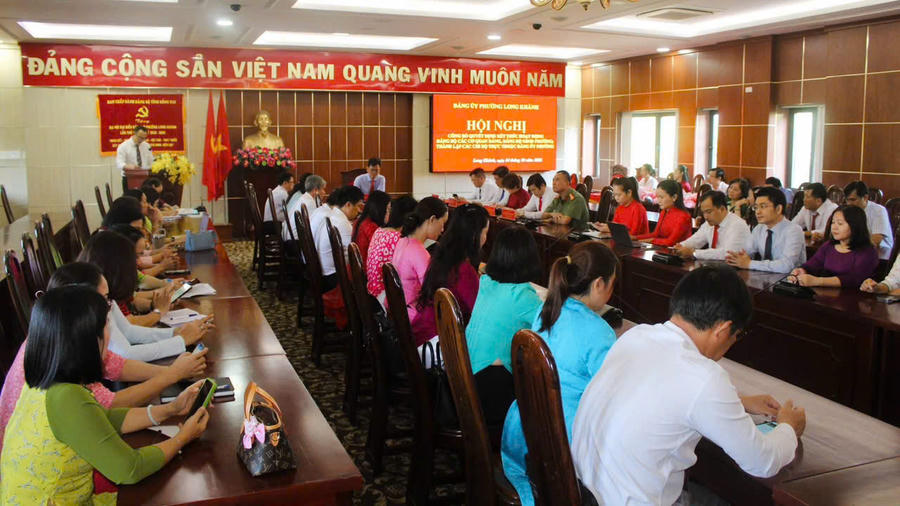 Ban Thường vụ Đảng ủy phường Long Khánh, TP Đồng Nai tổ chức hội nghị công bố các quyết định kết thúc hoạt động Đảng bộ các cơ quan Đảng.