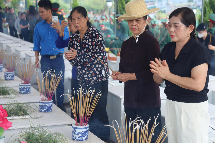 Người dân xúc động thắp hương tưởng nhớ các anh hùng liệt sĩ đã hy sinh cho Tổ quốc.
