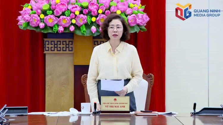 Bà Vũ Thị Mai Anh, Phó Chủ tịch UBND thành phố Quảng Ninh tham luận tại Hội nghị trực tuyến.Ảnh: Báo Quảng Ninh