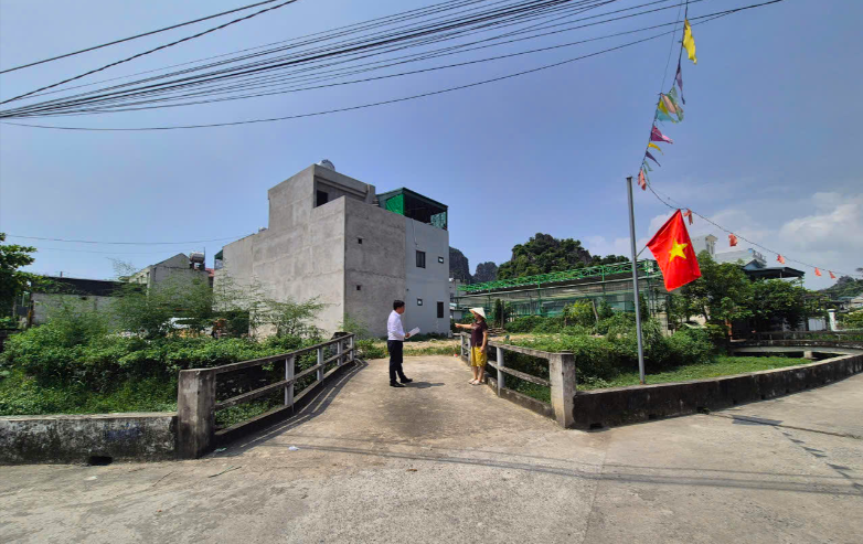 Hiện trạng cây cầu thứ 2 mà gia đình bà Hoa đầu tư xây dựng để làm lối đi vào thửa đất nhưng lại bị Chi nhánh VPĐKĐĐ số 5 đề nghị UBND phường Quang Hanh trả lời rõ: đến nay cây cầu có đủ điều kiện đưa vào sử dụng, kết nối với đường giao thông hiện trạng hay không, để làm cơ sở xem xét thực hiện thủ tục tách thửa theo quy định.