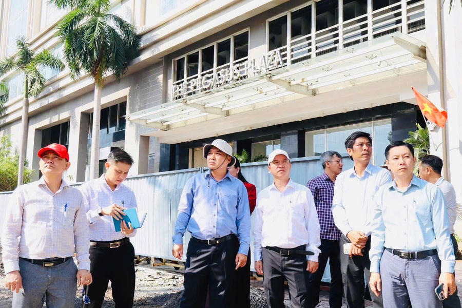 Lãnh đạo phường Trấn Biên đi kiểm tra khu vực thi công.