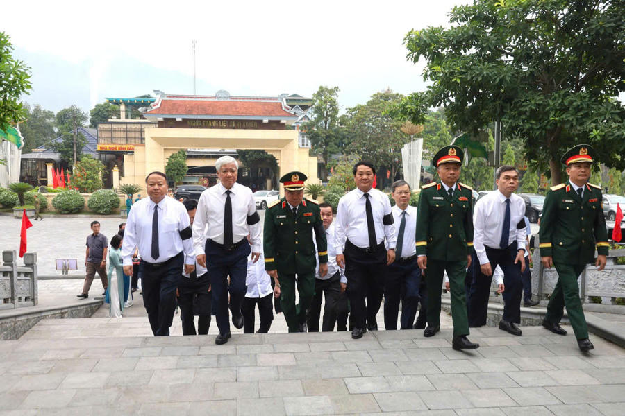 Các đại biểu dự Lễ viếng, truy điệu và an táng hài cốt liệt sĩ tại Nghĩa trang Liệt sĩ Quốc gia Vị Xuyên.