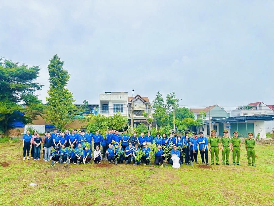Trưởng Công an phường, Chỉ huy trưởng Ban Chỉ huy Quân sự phường Dầu Giây cùng tham gia dọn dẹp vệ sinh môi trường, trồng cây xanh tại khu 3 héc ta.