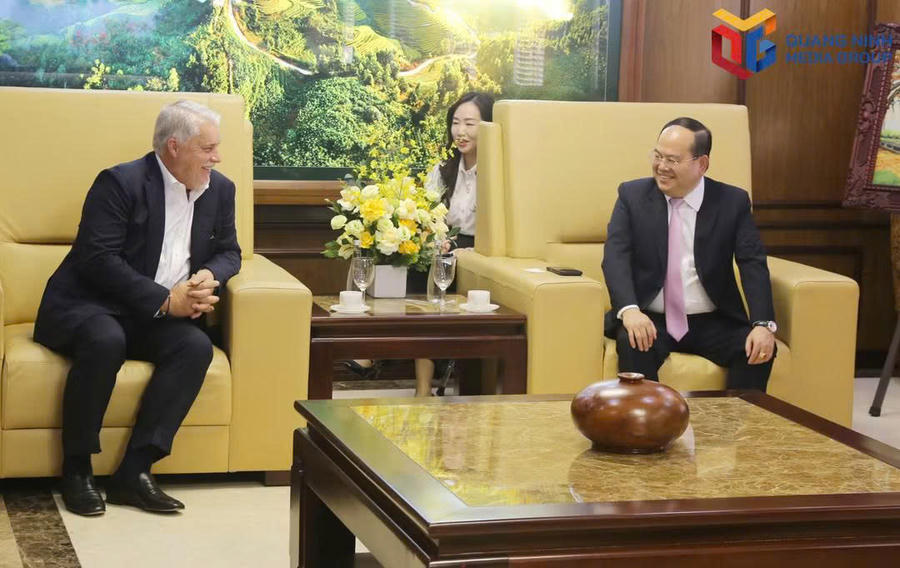Ông Quản Minh Cường, Bí thư Thành ủy, Trưởng Đoàn đại biểu Quốc hội thành phố, thông tin về tình hình phát triển kinh tế - xã hội, tiềm năng, lợi thế của thành phố Quảng Ninh.Ảnh: Báo Quảng Ninh