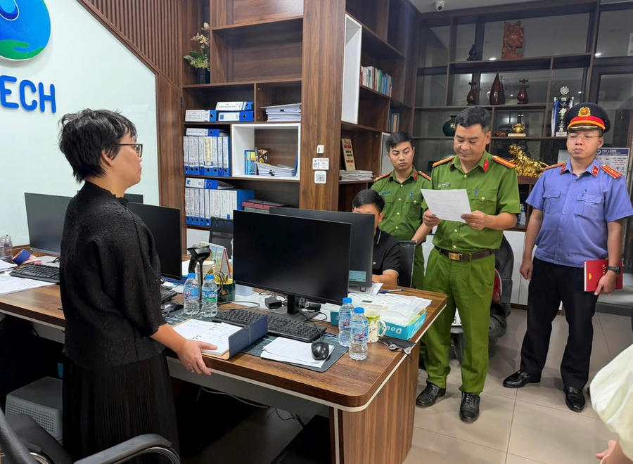 Cơ quan CSĐT Công an tỉnh Bắc Ninh thi hành lệnh khám xét tại Công ty TNHH Dịch vụ Tư vấn Công nghệ Môi trường ETECH. Ảnh: Bộ Công an