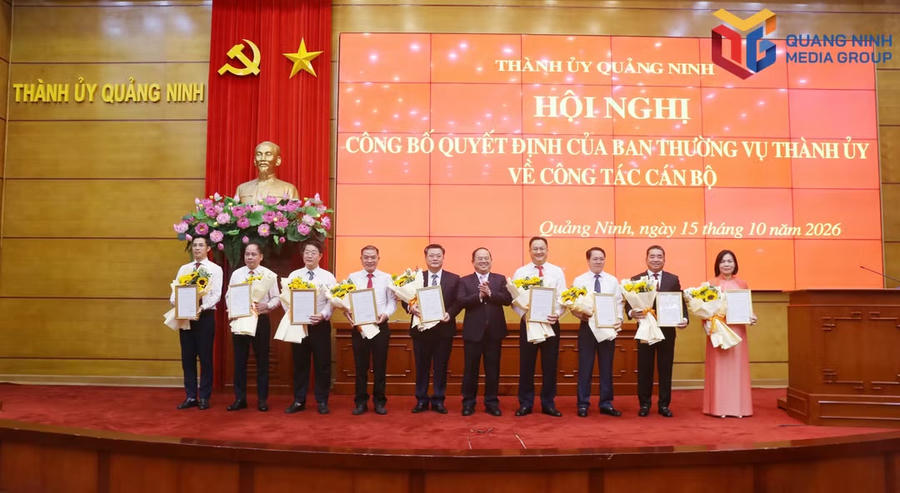 Bí thư Thành ủy Quảng Ninh Quản Minh Cường trao quyết định và tặng hoa chúc mừng các cán bộ được điều động, phân công, bổ nhiệm.