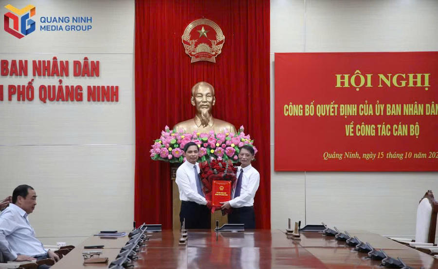 Ông Vũ Văn Diện, Phó Chủ tịch Thường trực UBND thành phố, trao quyết định điều động, bổ nhiệm có thời hạn đồng chí Phạm Đức Thắng, Chánh Văn phòng UBND thành phố, giữ chức vụ Giám đốc Sở Tài chính.Ảnh: Báo Quảng Ninh
