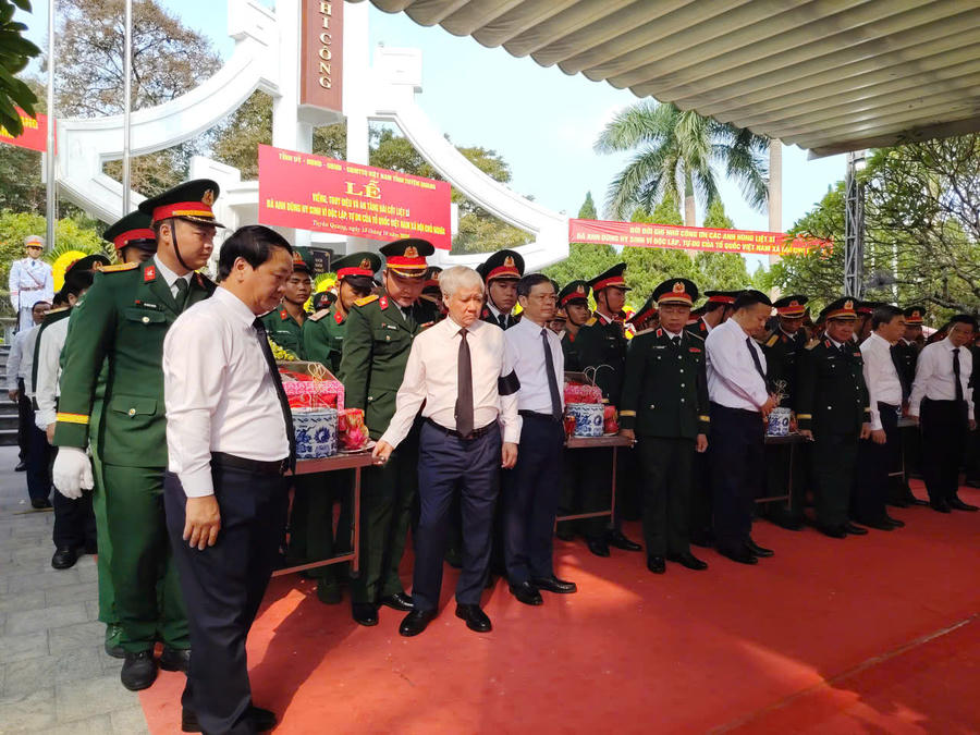 Các đại biểu di chuyển hài cốt liệt sĩ.
