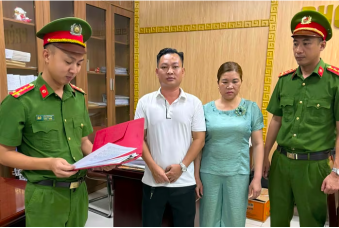 Trịnh Thị Bình và Phạm Văn Đức tại Cơ quan cảnh sát điều tra. Ảnh: Công an TP Quảng Ninh

