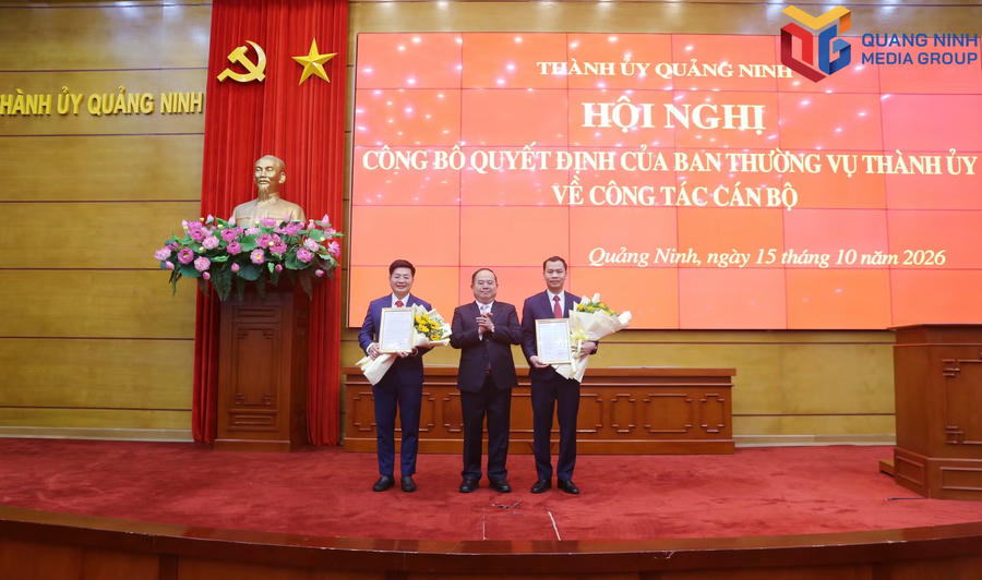 Bí thư Thành ủy Quảng Ninh Quản Minh Cường trao quyết định và tặng hoa chúc mừng các cán bộ được điều động, phân công, bổ nhiệm.