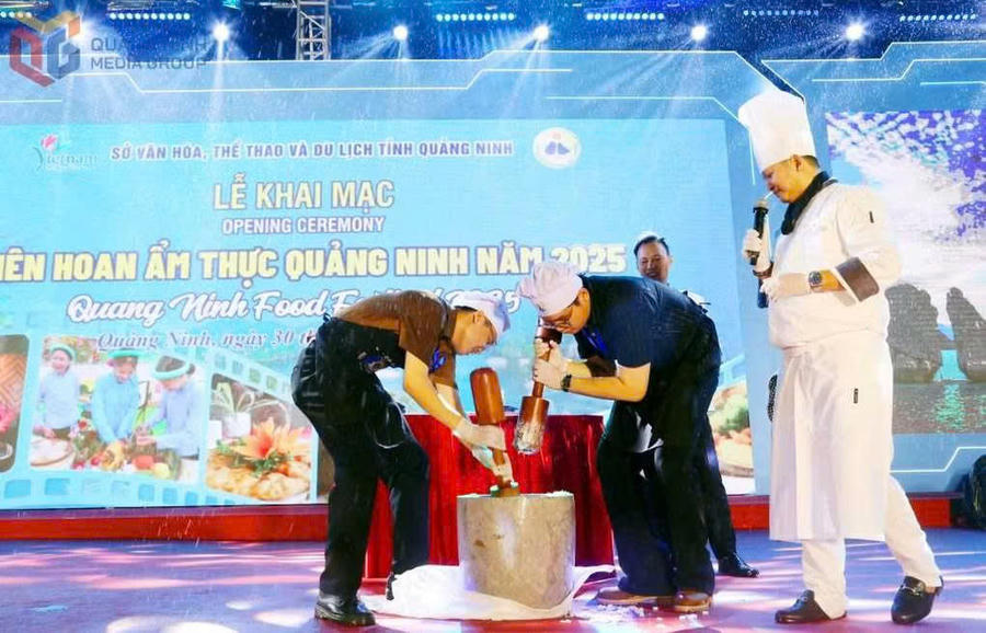 Cách chế biến chả mực Hạ Long được giới thiệu rộng rãi đến người dân và du khách tại Liên hoan Ẩm thực 2025.Ảnh: Báo Quảng Ninh