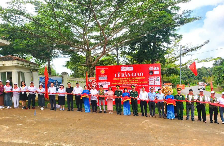 Nữ doanh nhân Trần Ánh Hoa luôn đồng hành bền bỉ cùng chương trình “An toàn giao thông đến học đường”.