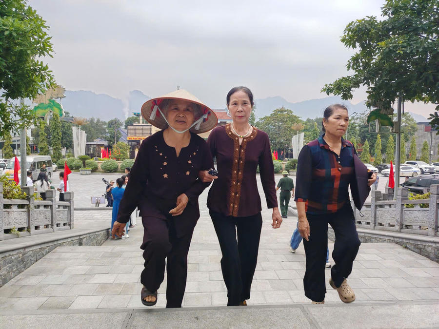 Người dân có mặt sớm để tham dự thời khắc thiêng liêng, thể hiện đạo lý "uống nước nhớ nguồn" của dân tộc.