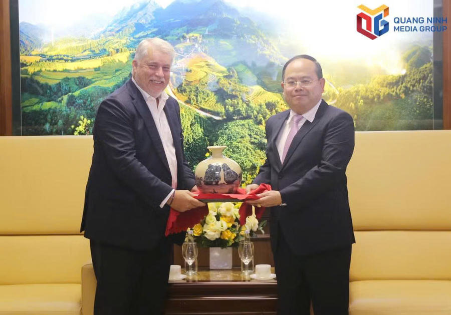 Ông Quản Minh Cường, Bí thư Thành ủy, tặng quà lưu niệm ông Peter Gibson, Chủ tịch điều hành Nebula Energy.Ảnh: Báo Quảng Ninh