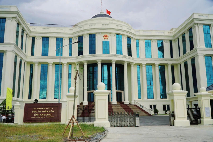 Trụ sở TAND tỉnh An Giang, nơi guồng máy tư pháp hai cấp vận hành thông suốt, đối mặt với khối lượng công việc lớn để giữ vững niềm tin của Nhân dân vào công lý. (Ảnh: Khánh Thùy)