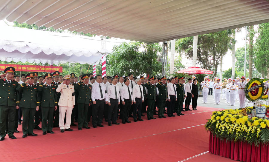 Lãnh đạo Trung ương, lãnh đạo tỉnh và đại biểu thành kính trước anh linh các Anh hùng liệt sĩ.
