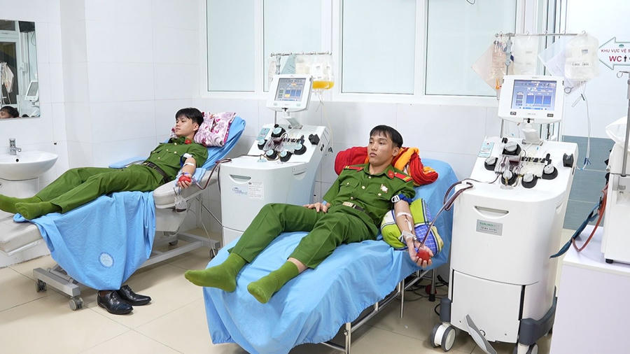 hai cán bộ Hơ Văn Chứ và Lò Văn Thành.