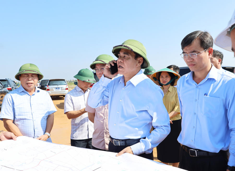 Chủ tịch UBND tỉnh Nghệ An trực tiếp trao đổi, yêu cầu nhà thầu đẩy nhanh tiến độ thi công.