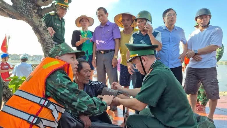 Cán bộ quân y Đồn Biên phòng Lý Hòa kiểm tra, khám sức khỏe cho ngư dân sau khi tàu cập bến.