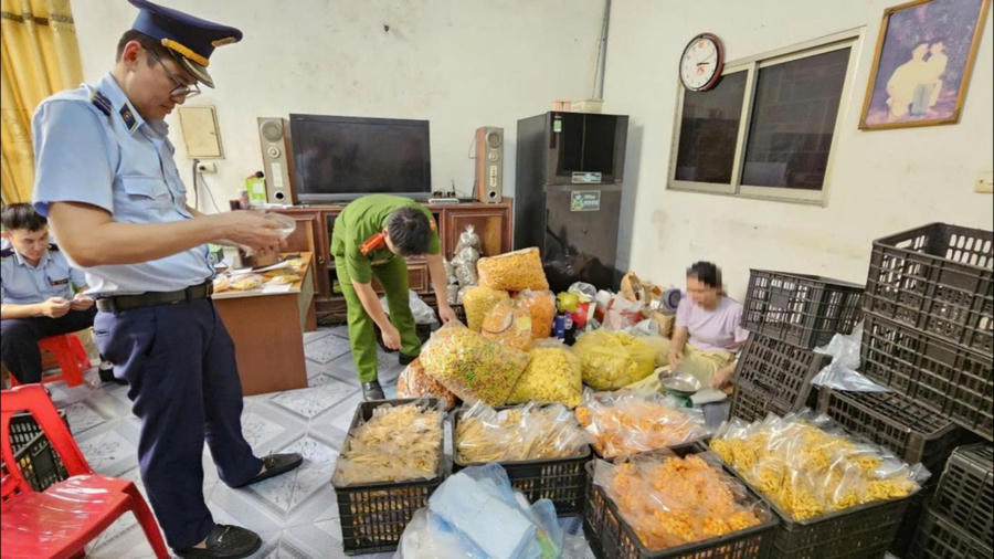 Lực lượng chức năng tiến hành kiểm tra tại cơ sở vi phạm. (Ảnh: CALS)
