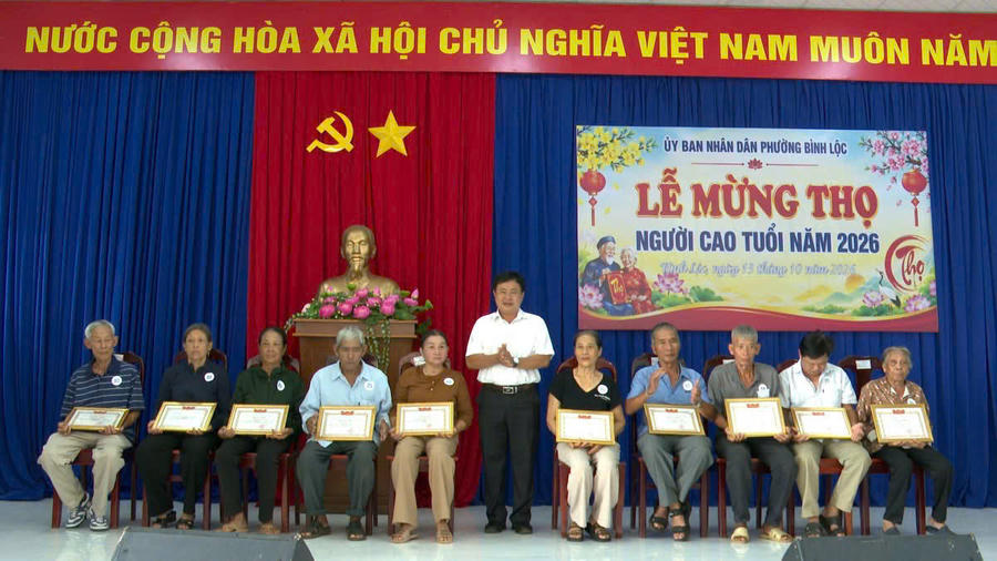 Ông Trần Minh Châu, Phó Chủ tịch UBND phường Bình Lộc, gửi lời chúc sức khỏe, trường thọ đến các cụ; chúc người cao tuổi luôn sống vui, sống khỏe, sống hạnh phúc bên gia đình và con cháu.