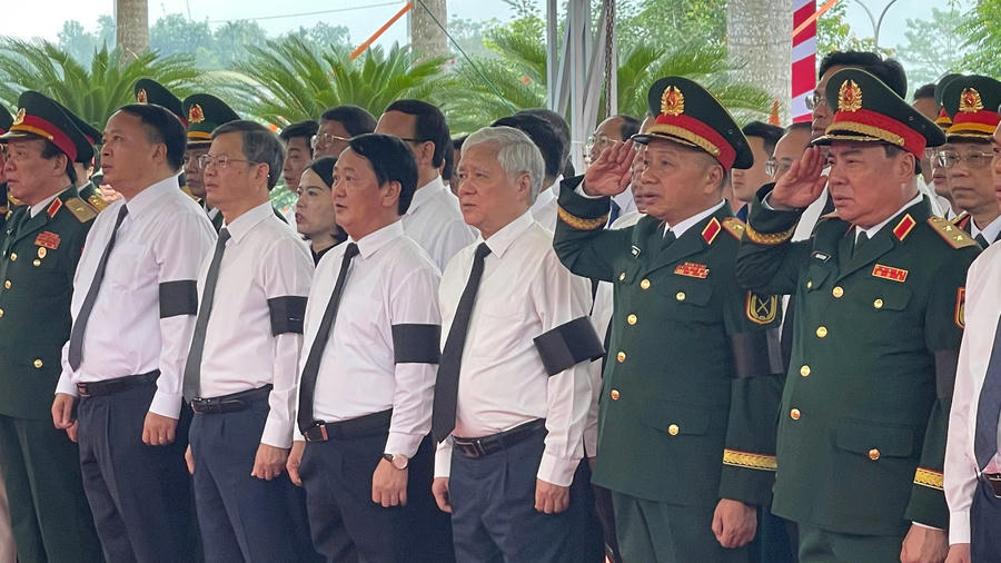 Các đại biểu dự Lễ viếng, truy điệu và an táng hài cốt liệt sĩ tại Nghĩa trang Liệt sĩ Quốc gia Vị Xuyên.