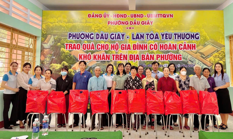 Lãnh đạo phường trao quà cho hộ có hoàn cảnh khó khăn tại buổi: Cà phê sáng – Lắng nghe và trao đổi với Nhân dân.
