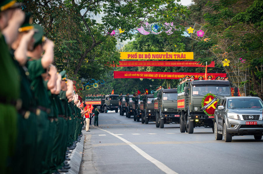 Người dân tập trung dọc các tuyến đường, mang hoa cúc trắng, cờ Tổ quốc để tiễn đưa các liệt sĩ về nơi an nghỉ. Hình ảnh đoàn xe chở hài cốt đi qua Quảng trường 26/3 (phường Hà Giang 1) chiều 14/10.