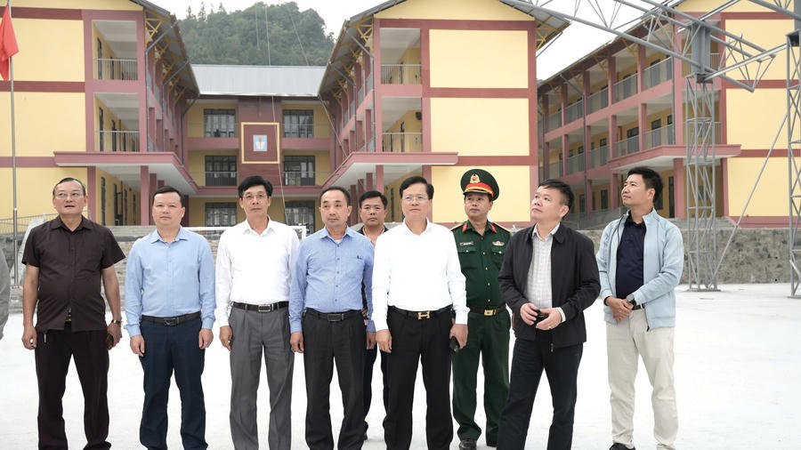 Ông Trần Quang Minh, Trưởng Ban Tổ chức Tỉnh ủy Tuyên Quang cùng đoàn công tác kiểm tra thực tế Dự án xây dựng Trường Phổ thông nội trú liên cấp Tiểu học và Trung học cơ sở Sơn Vĩ.