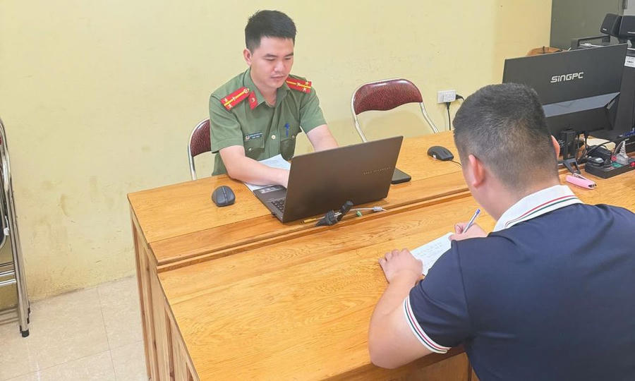 Lực lượng chức năng làm việc với người đăng thông tin sai sự thật trên mạng xã hội về lễ hội Mường Lò năm 2026. (Ảnh: Công an xã Mỏ Vàng, tỉnh Lào Cai)
.