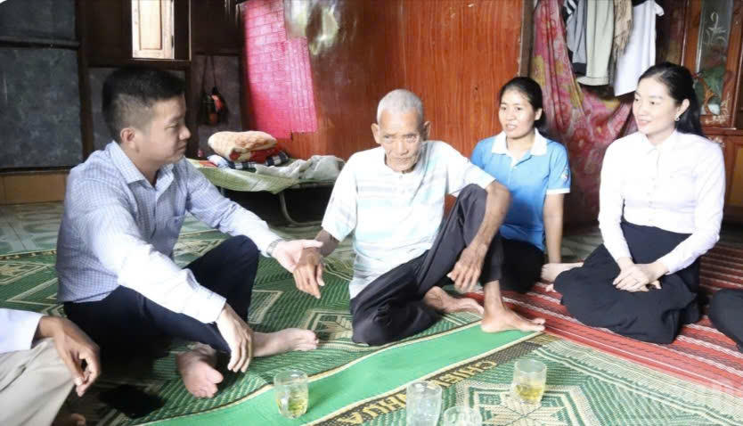 Lãnh đạo Đảng ủy, Ủy ban nhân dân xã Ea M'Droh đến tận nhà dân tuyên truyền, vận động nhân dân tham gia khám sức khỏe định kỳ. Ảnh: C.Lý