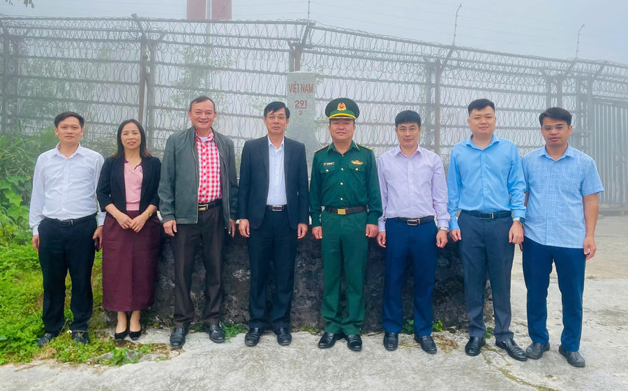 Đoàn công tác Ban Tổ chức Tỉnh ủy và cấp ủy, chính quyền địa phương tại khu vực cột mốc 291/2.