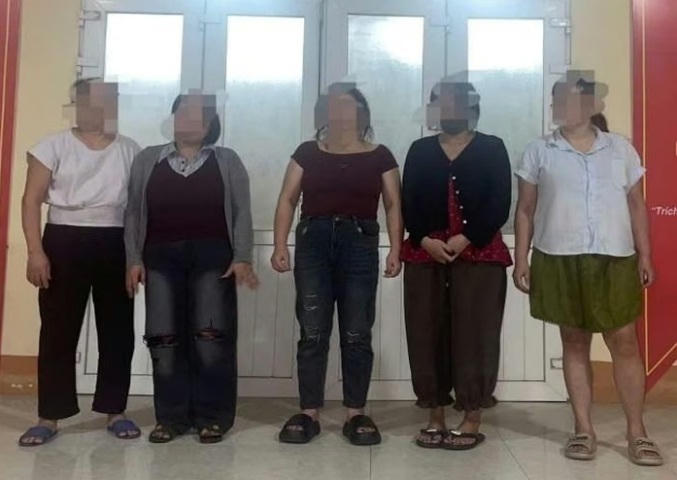 Công an tỉnh Thanh Hóa bắt quả tang 3 cặp nam nữ mua bán dâm tại nhà nghỉ và quán cà phê.