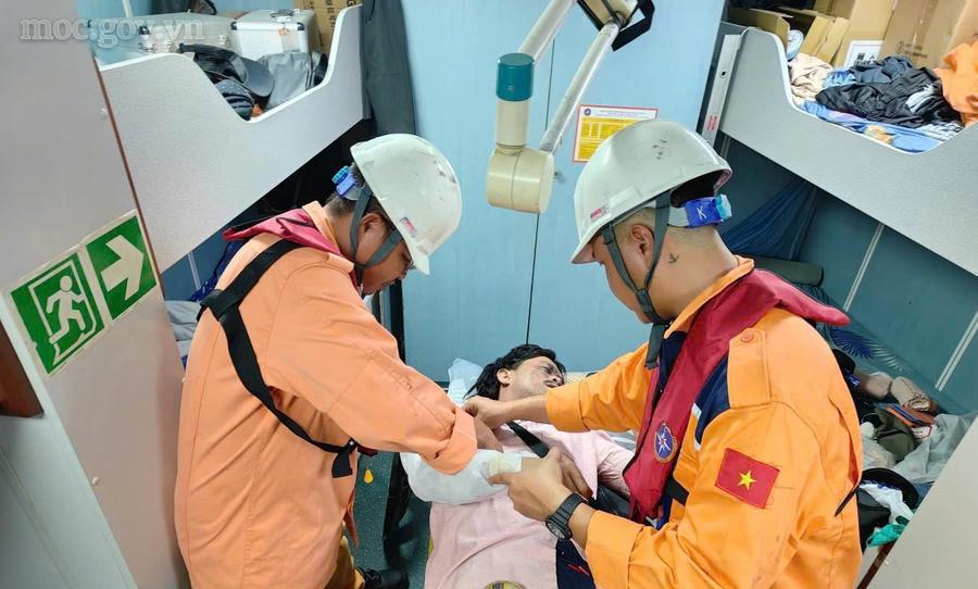 Bệnh nhân được nhân viên Trung tâm Phối hợp tìm kiếm, cứu nạn hàng hải Việt Nam sơ cứu trên tàu SAR 273. (Ảnh: VMRCC) Bệnh nhân được nhân viên Trung tâm Phối hợp tìm kiếm, cứu nạn hàng hải Việt Nam sơ cứu trên tàu SAR 273. (Ảnh: VMRCC)