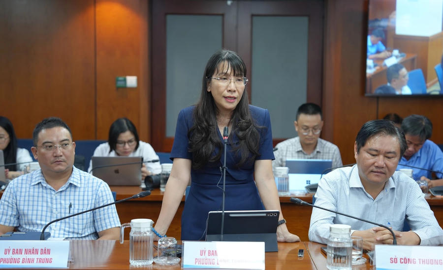 Đại diện UBND phường Long Trường thông tin về tình trạng ô nhiễm môi trường tại Trạm trung chuyển chất thải rắn sinh hoạt Long Trường. (Ảnh: Cổng TTĐT TP HCM)